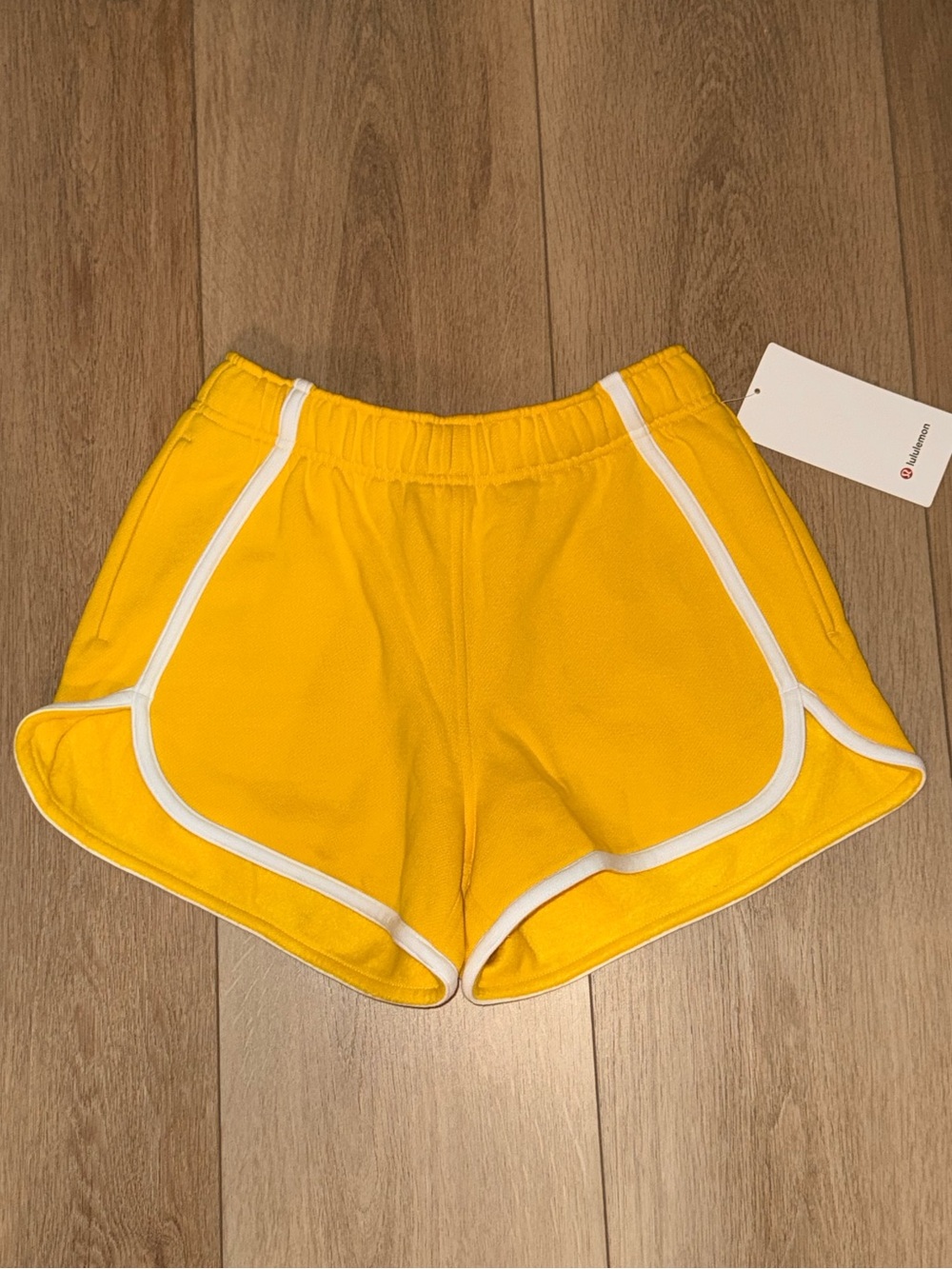 NWT Lululemon Scuba Mid-Rise Oversized Shorts Size XS Maize Yellow